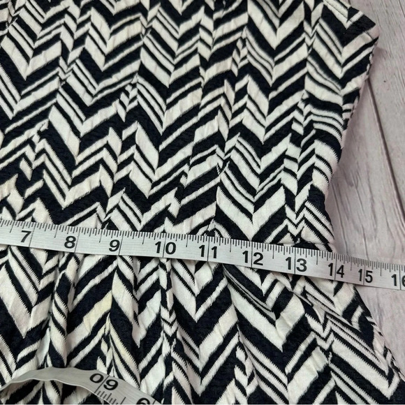 Maeve black white fit and flare sleeveless dress sz medium zig zag geometric - Picture 7 of 7